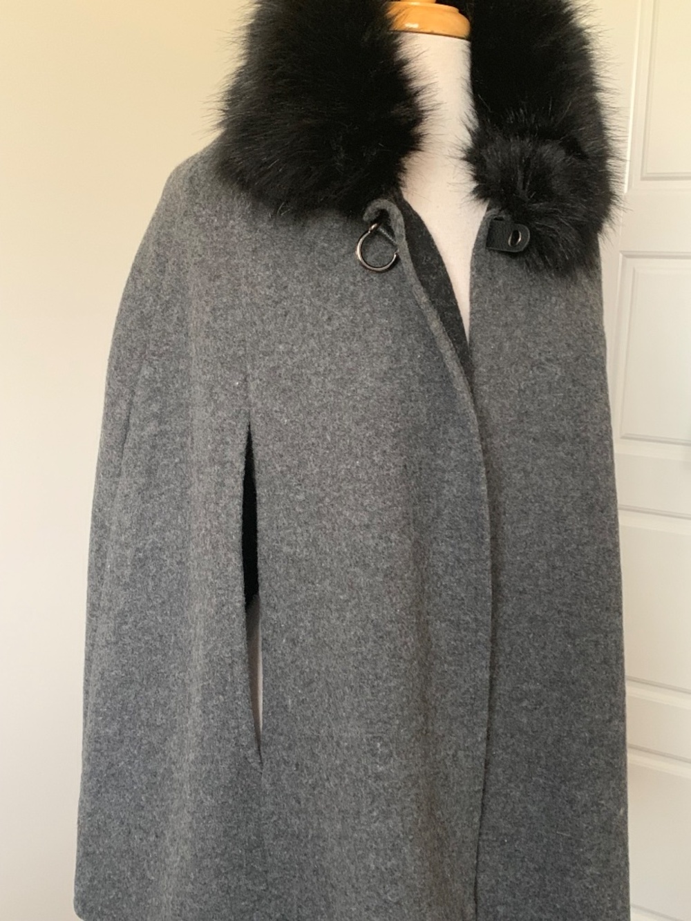 women cape - Picture 5 of 8